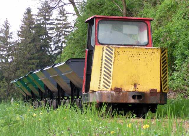 Felújított csillék próbafutáson a sárga targoncával