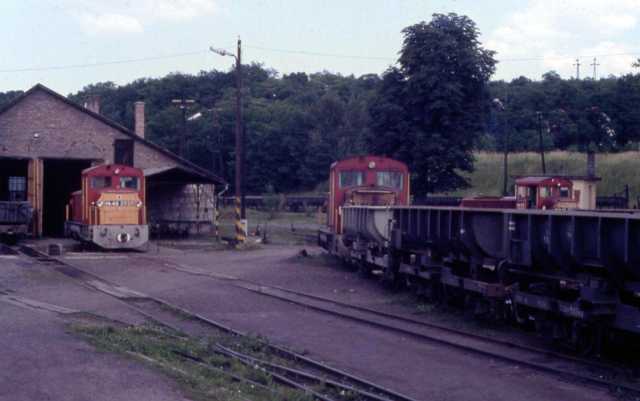 Nagyüzem az 1980-as évek végén: az Mk48 2020-as a fűtőház előtt áll, a 2023-as egy üres tehervonattal indul Márianosztra felé, a háttérben pedig a 2024-es látható